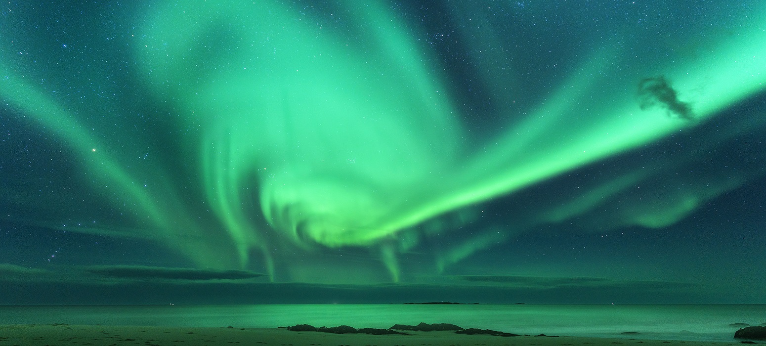 Aurora boreal sobre el mar en el norte de Noruega